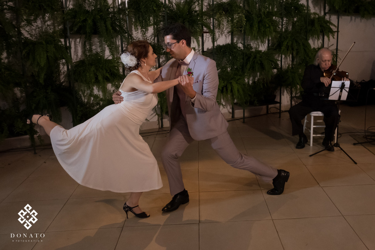 Noivos dançam um tango lindo.