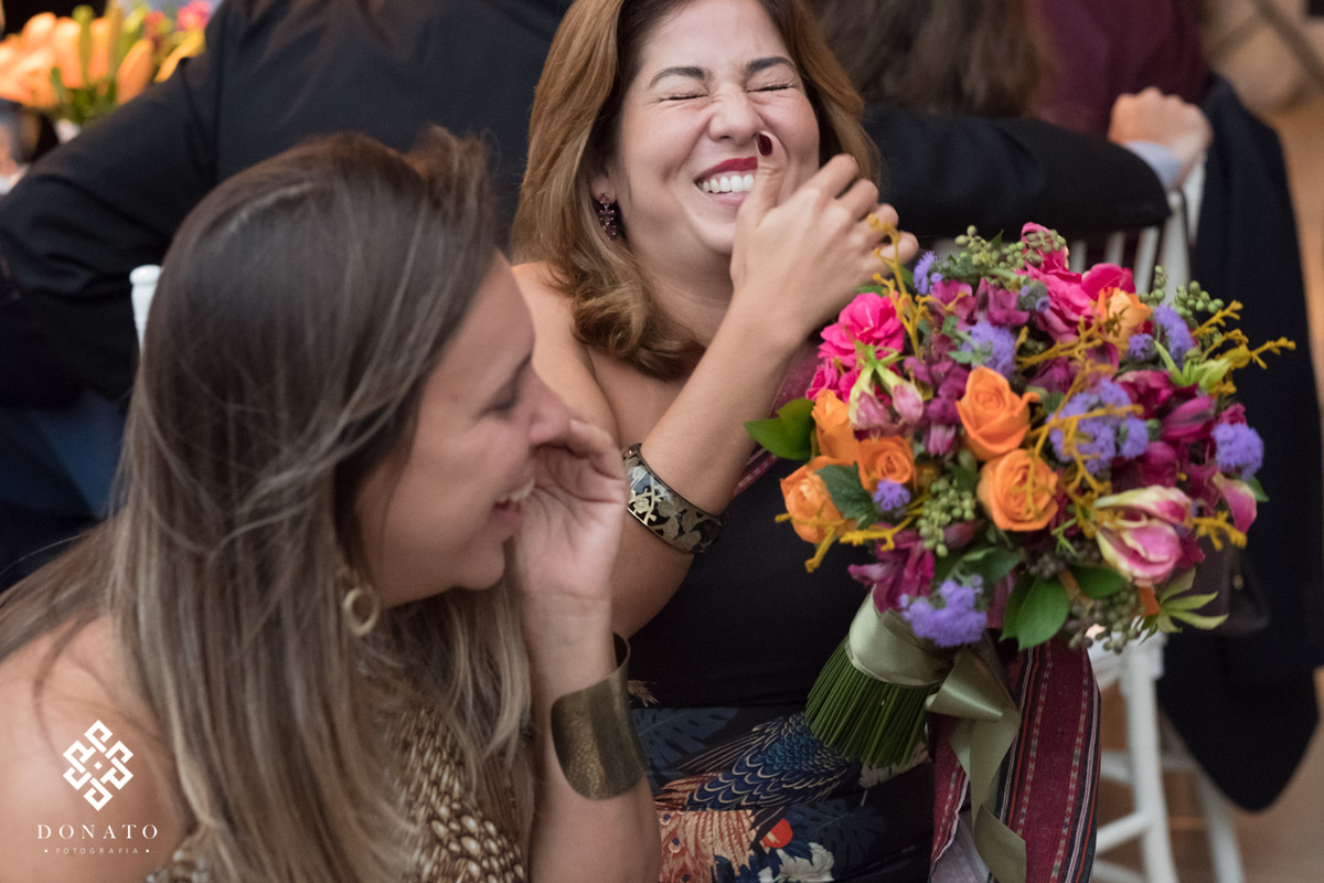 Foto do bouquet na mão da pessoa que pegou muito espontânea.