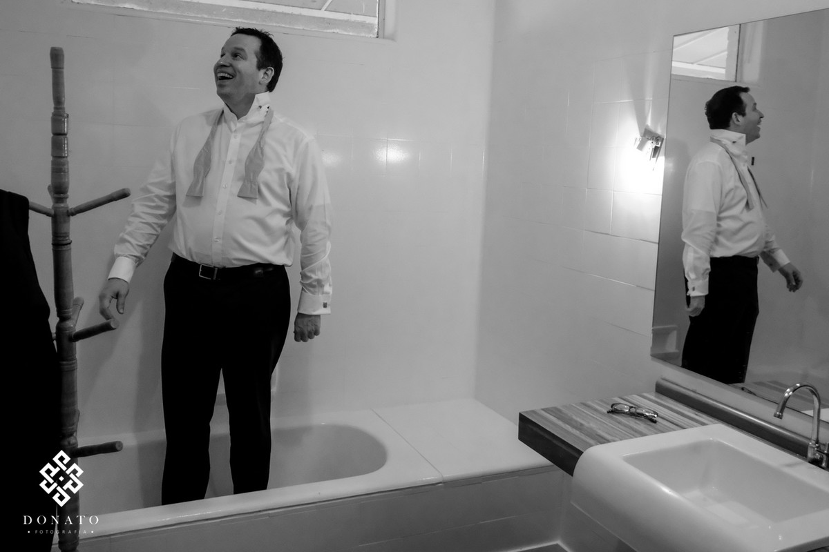Noivo se arruma dentro da banheira.