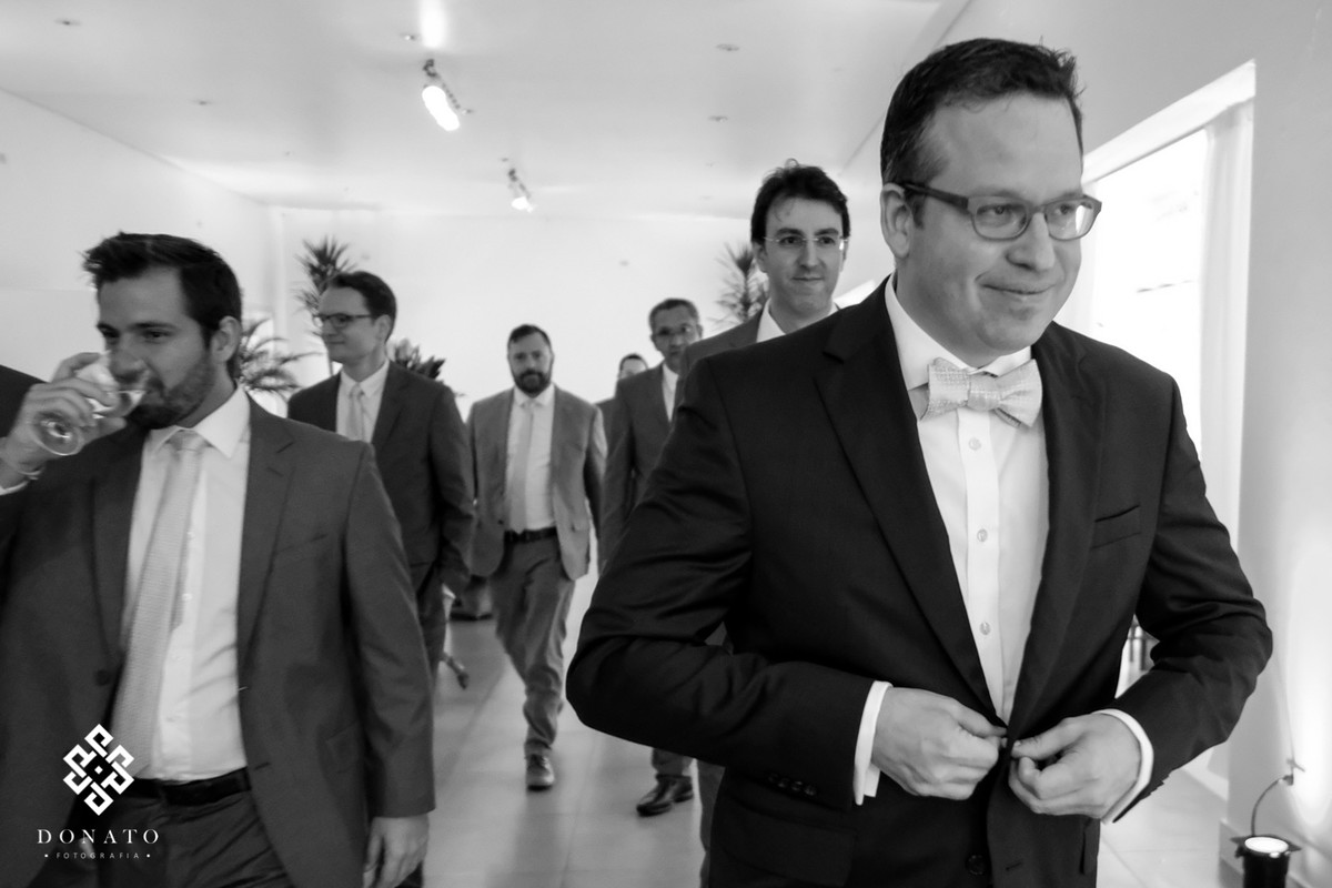 Noivo e padrinhos vão para a cerimonia.