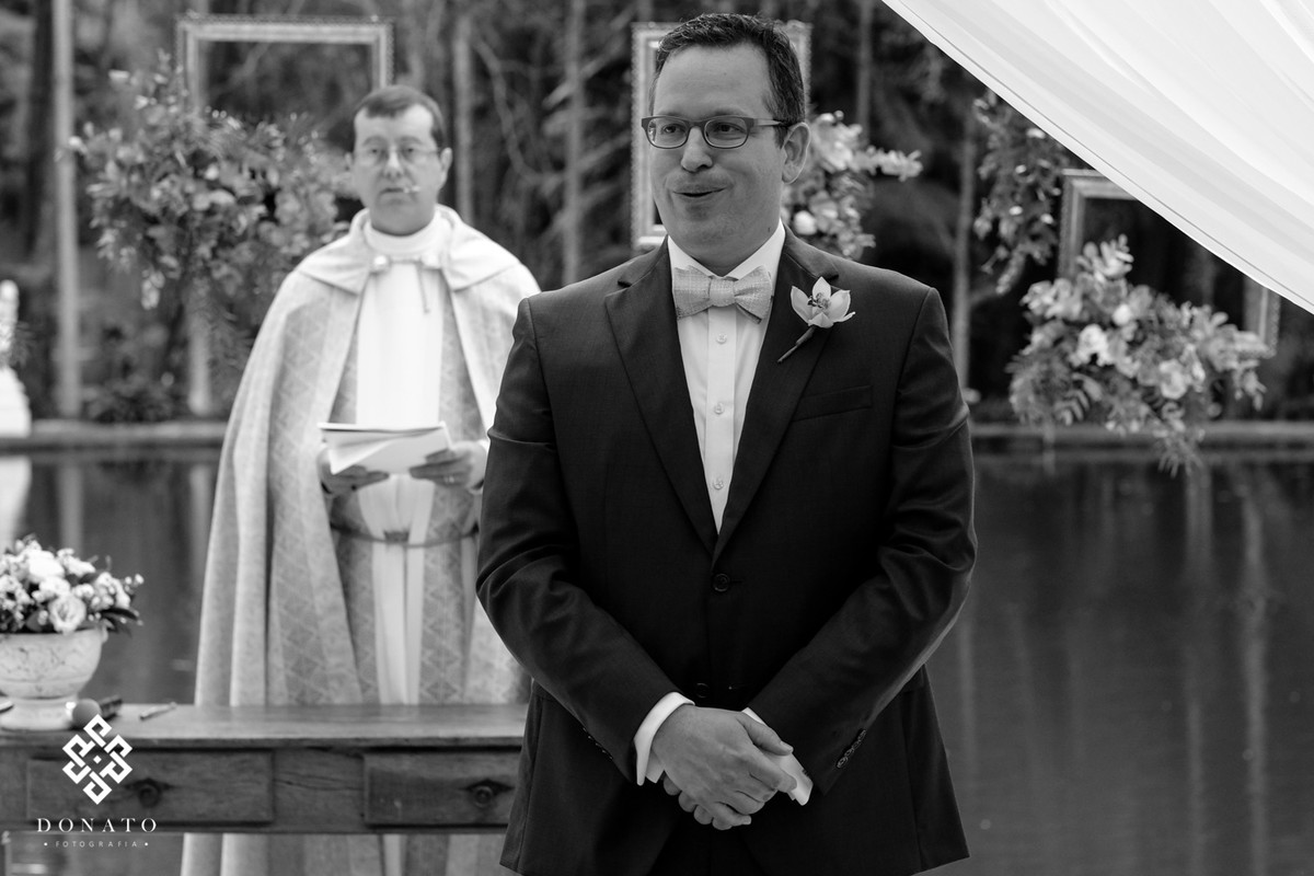 Noivo esperando a noiva fica nervoso.