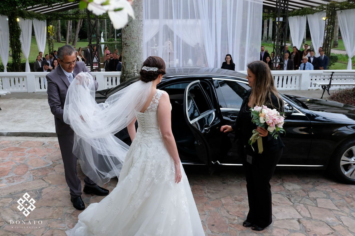 Noiva entrando na cerimonia com a ajuda das meninas da L'Altare.