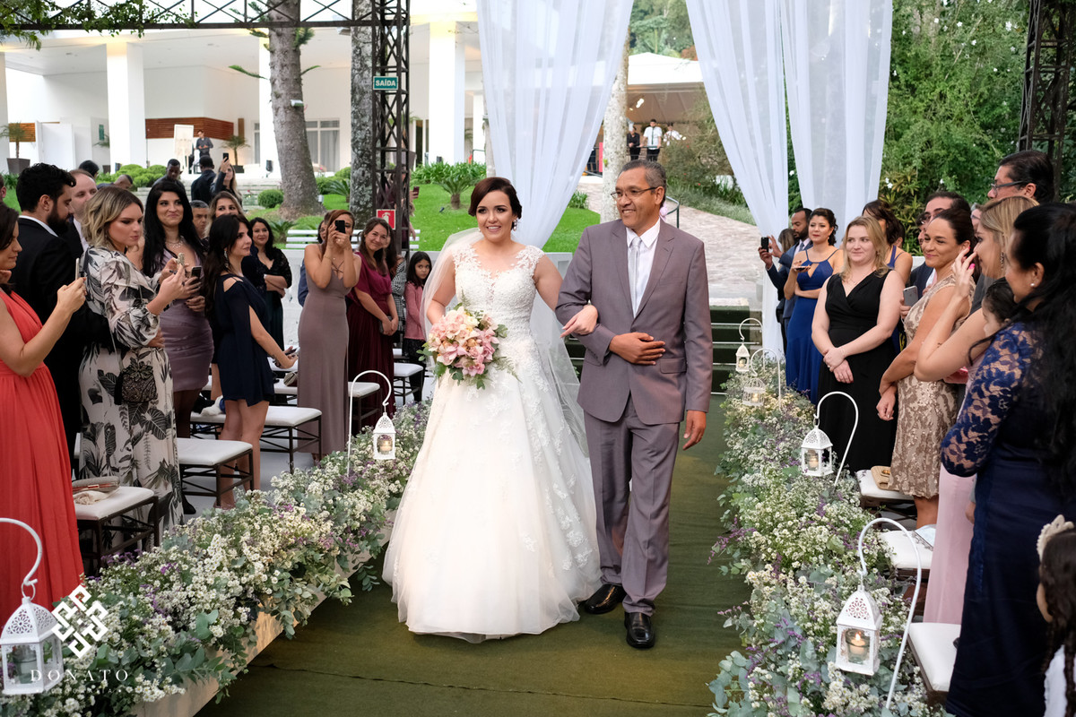 Noiva com seu pai entrando na cerimonia da Fazenda 7 Lagoas.