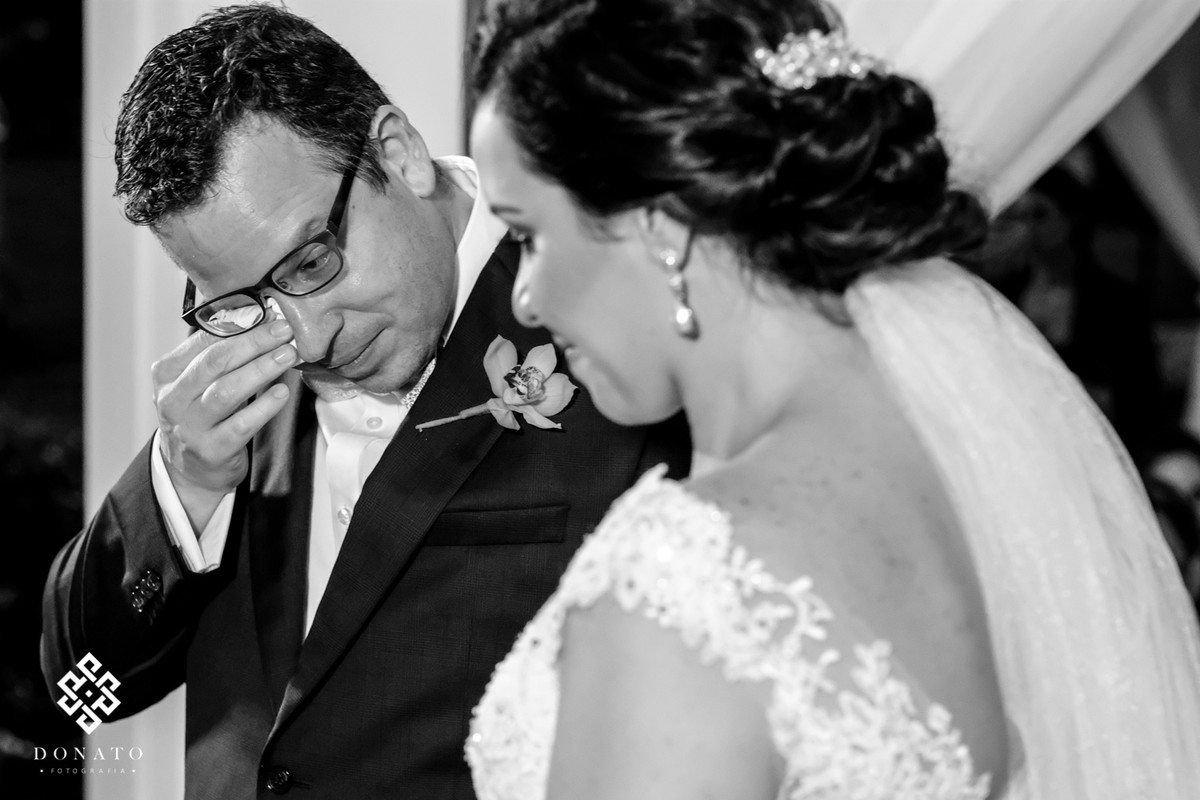 Noivo limpa as lagrima de emoção na celebração realizada na Fazenda 7 Lagoas.