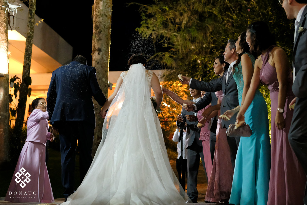 Saida dos noivos com chuva de arroz.
