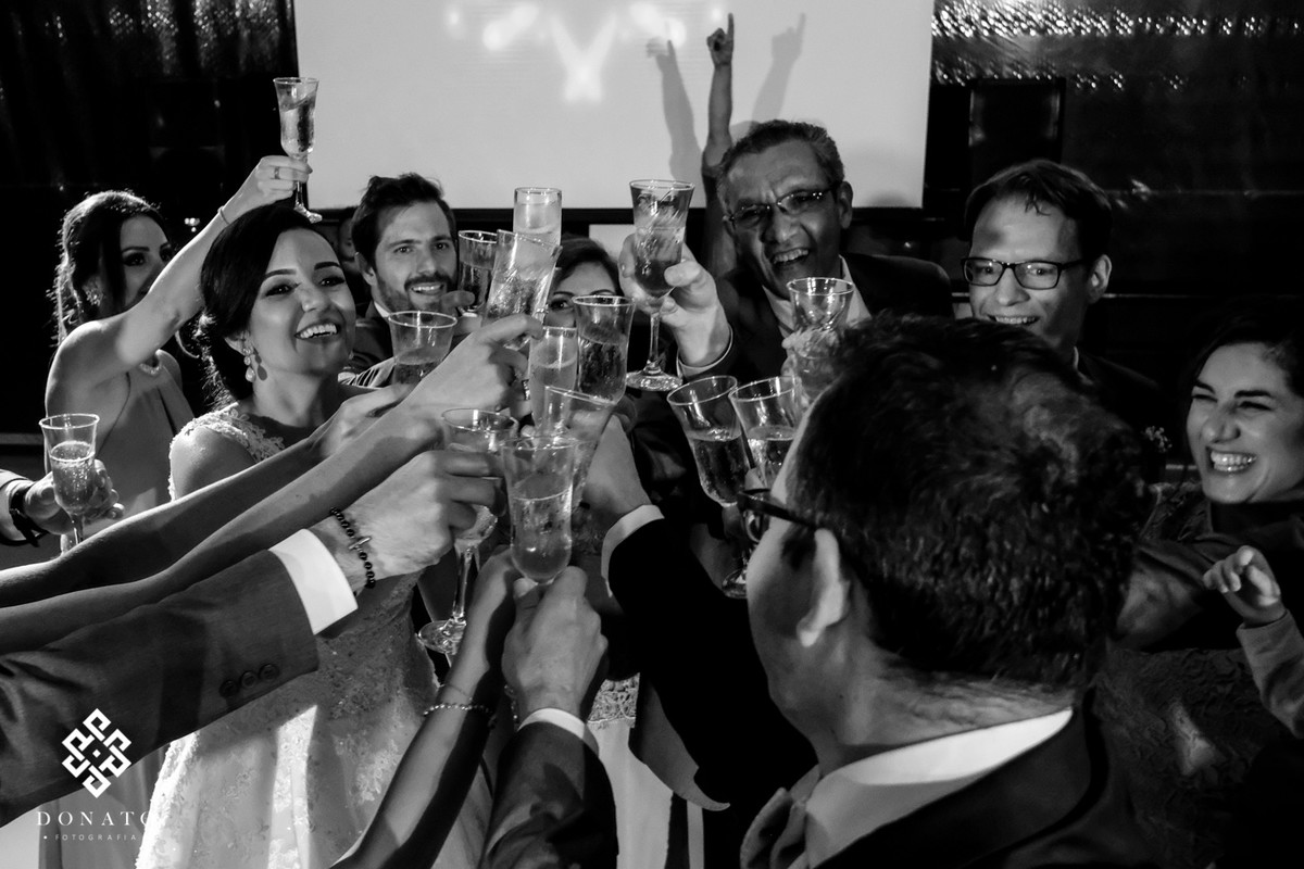 Brinde dos noivos e padrinhos, feito na pista de dança da fazenda 7 lagoas.