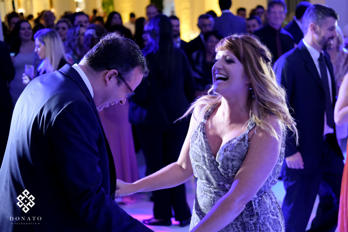 Noivo dançando com prima na pista de dança.