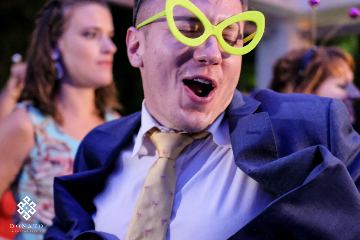 Convidado se diverte ao som do DJ FGP produções.