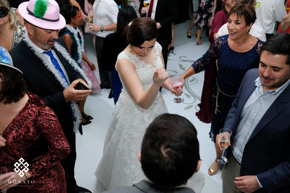 Noiva aça com convidados.