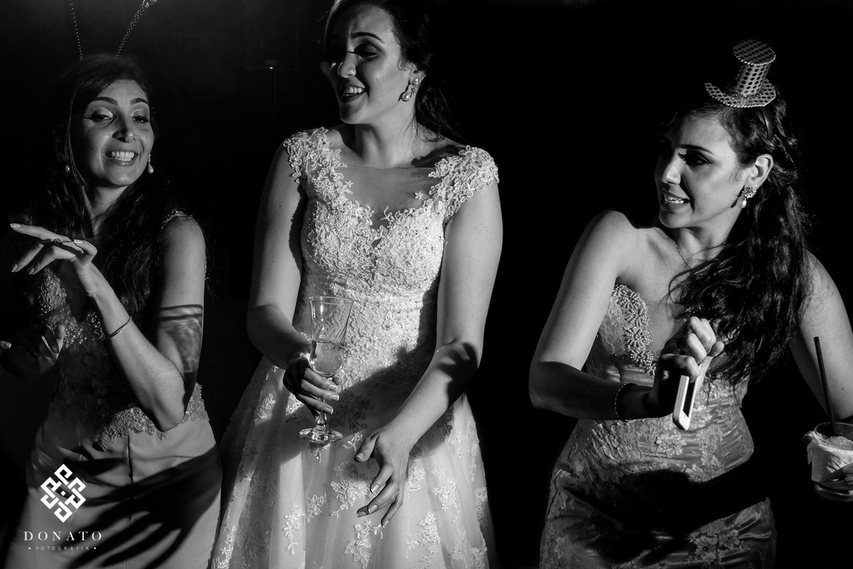 Noiva dança com as suas irmãs.