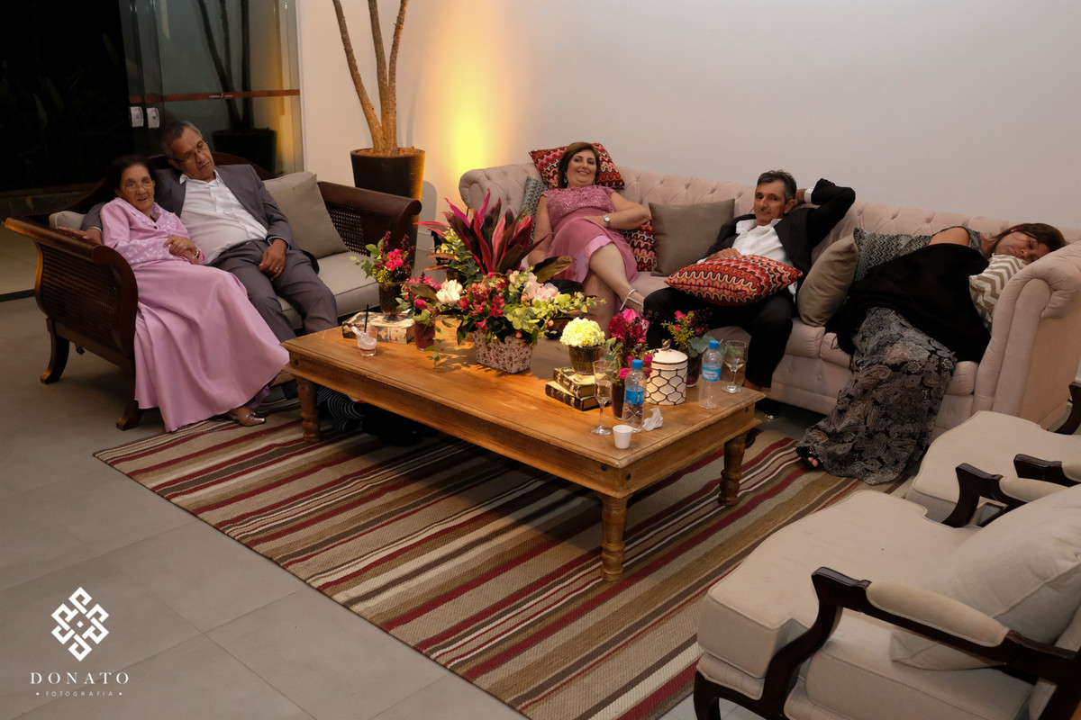 Convidados descansam no sofá da fazenda 7 lagoas.