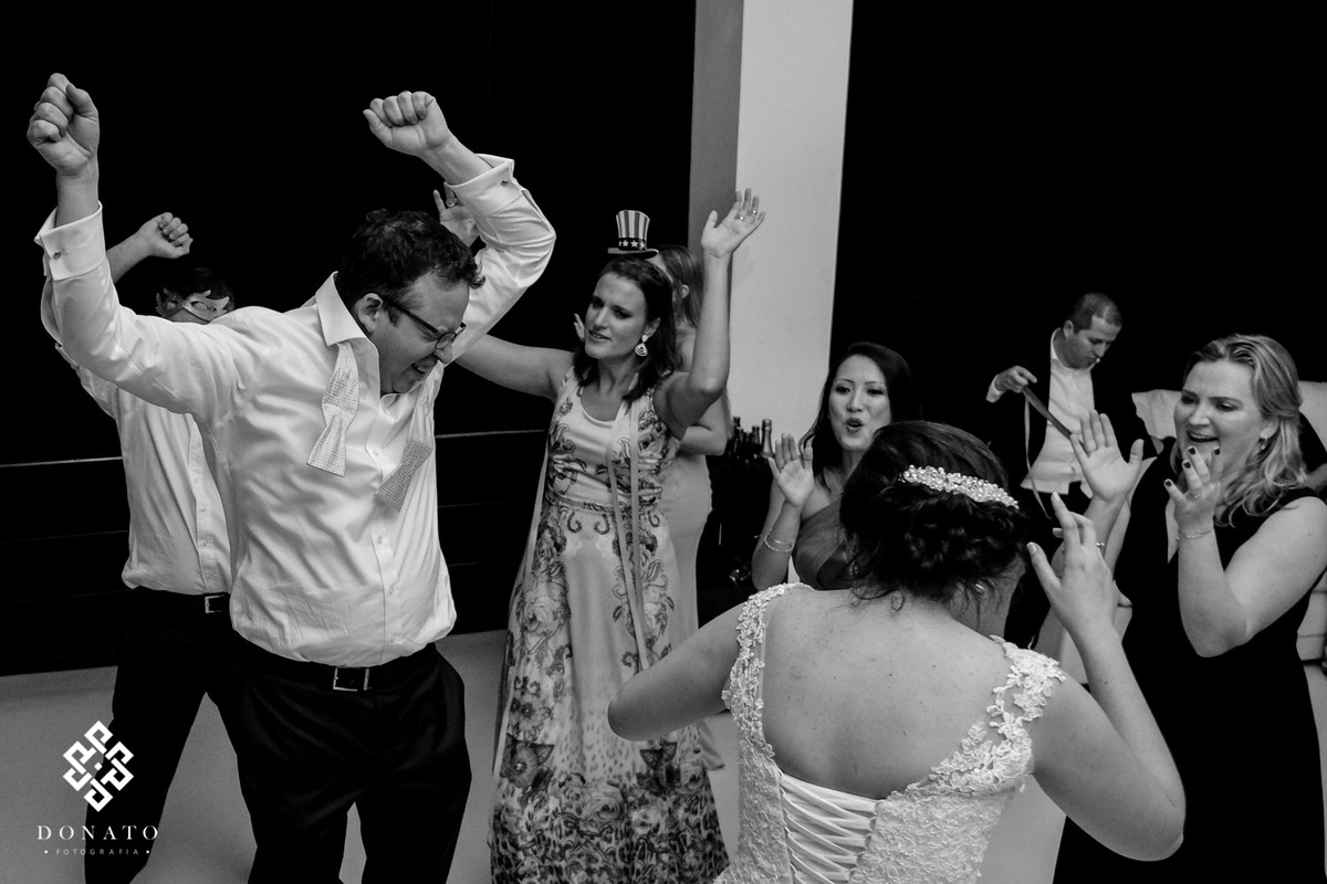 Noivo se diverte ao som da FGP produções.