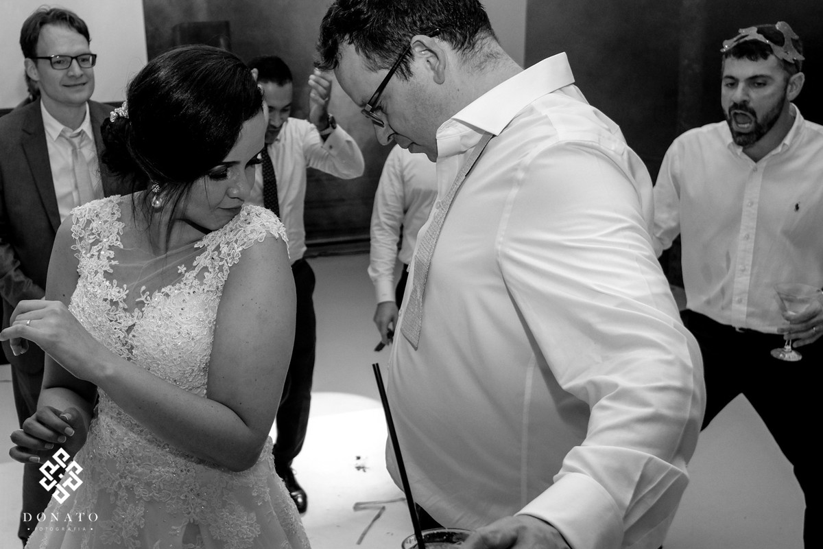 Noivo e noiva se divertem na pista da fazenda sete lagoas.