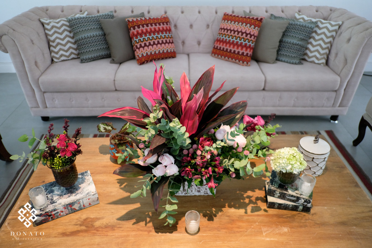 Lindo sofá na Decoração feita pala Florearte.