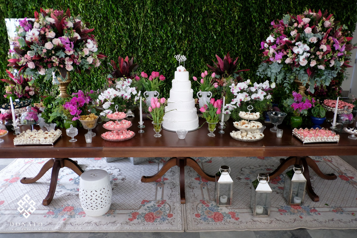 mesa do bolo com docinhos da Soul Sweet