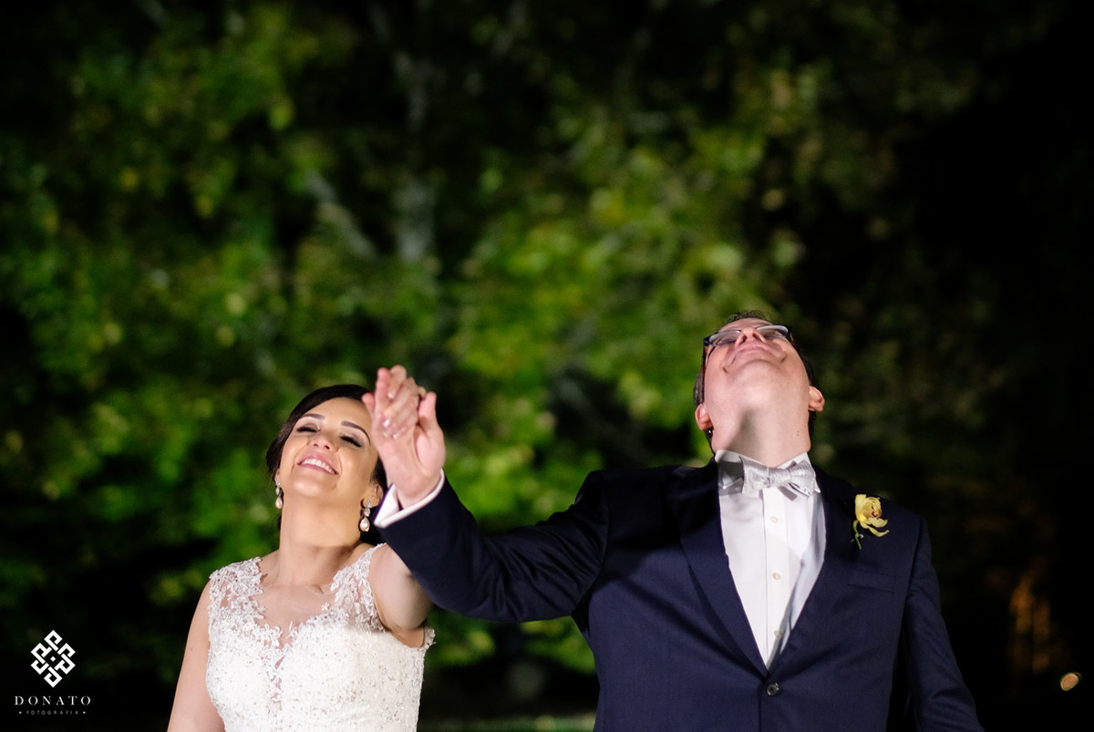 Noivos se divertem ao fazerem fotos com o fotografo leandro Donato na fazenda 7 lagoas.