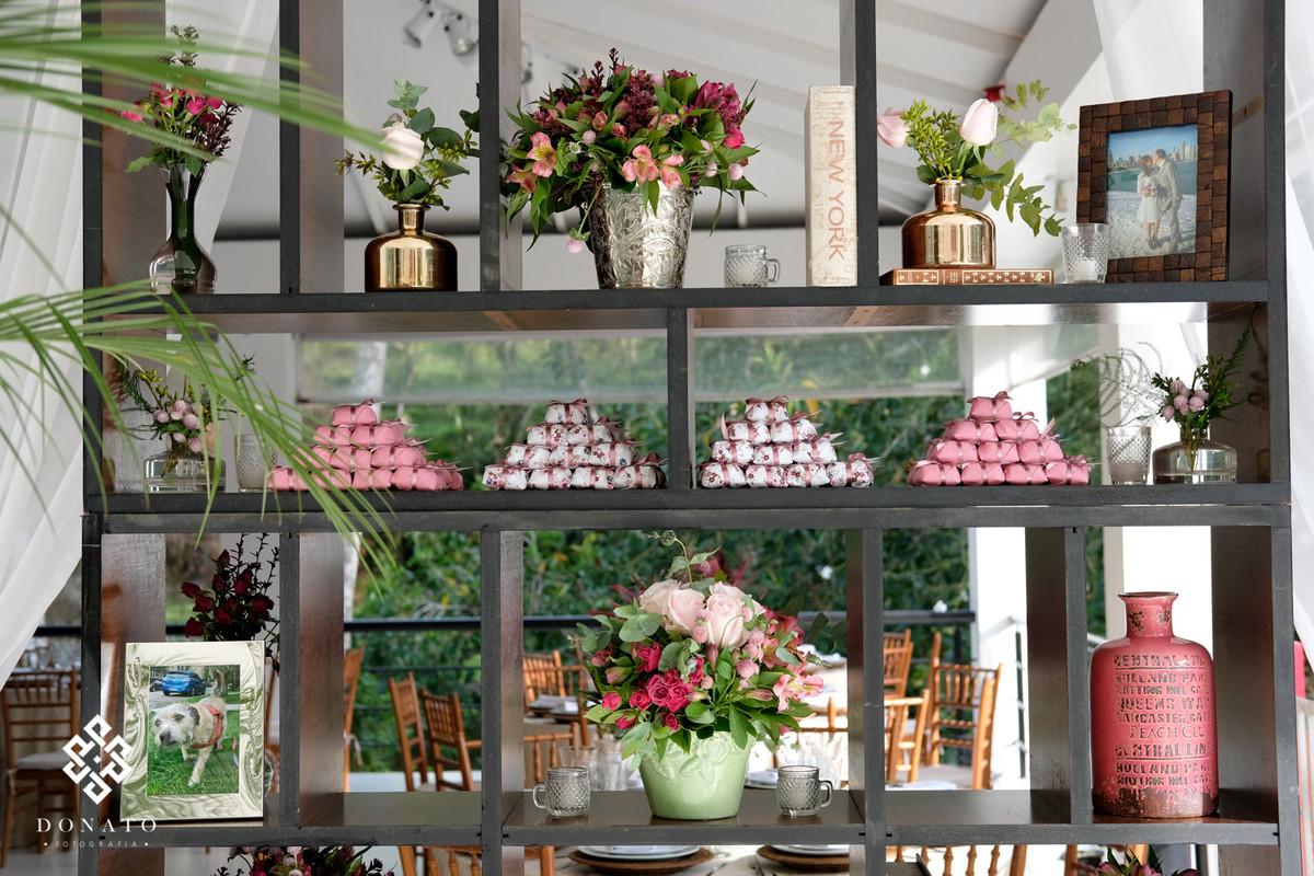 estante com bem casados da Zulmira Bem Casados e Decoração feita pala Florearte.