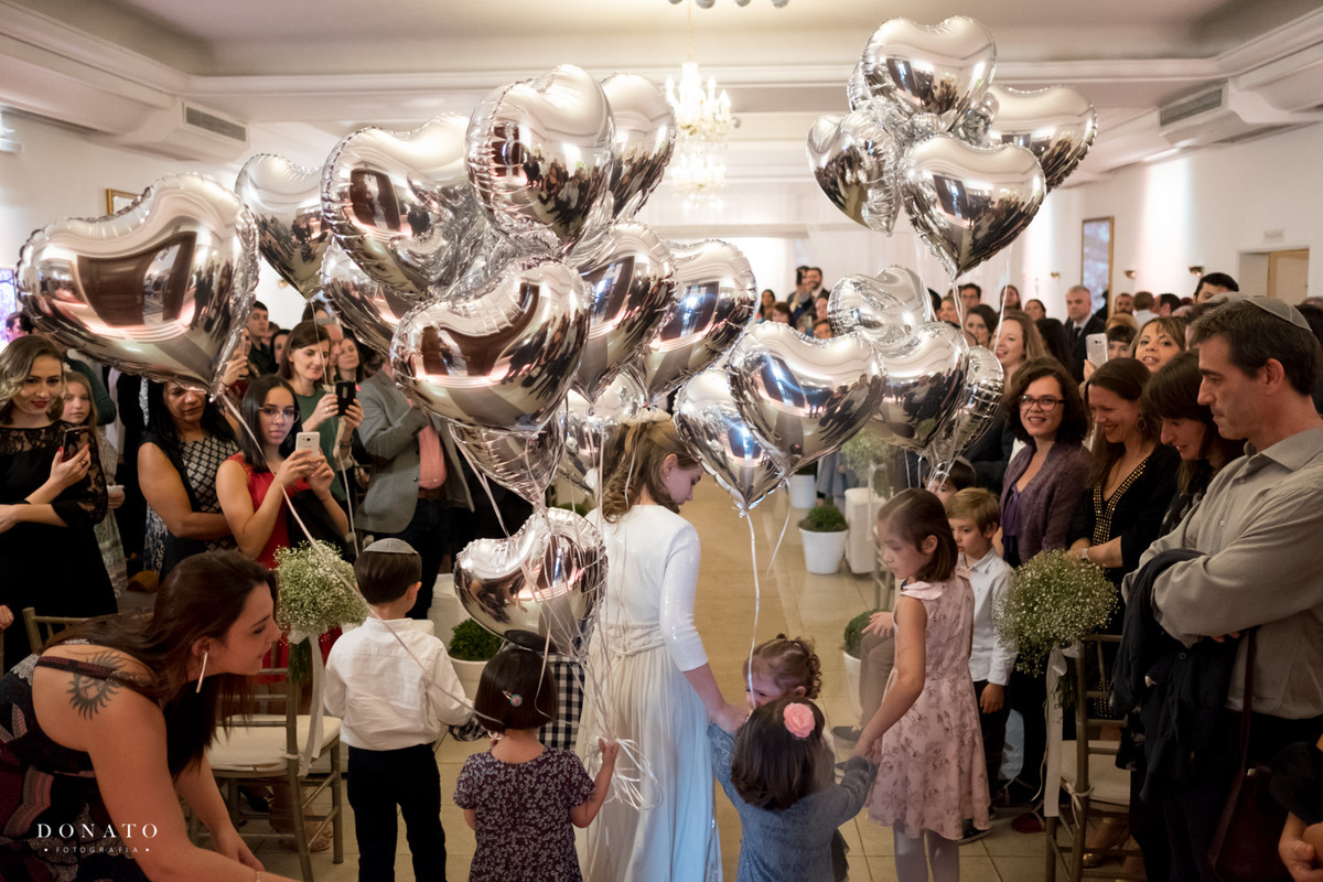 Daminhas e pajens entrando na cerimonia.