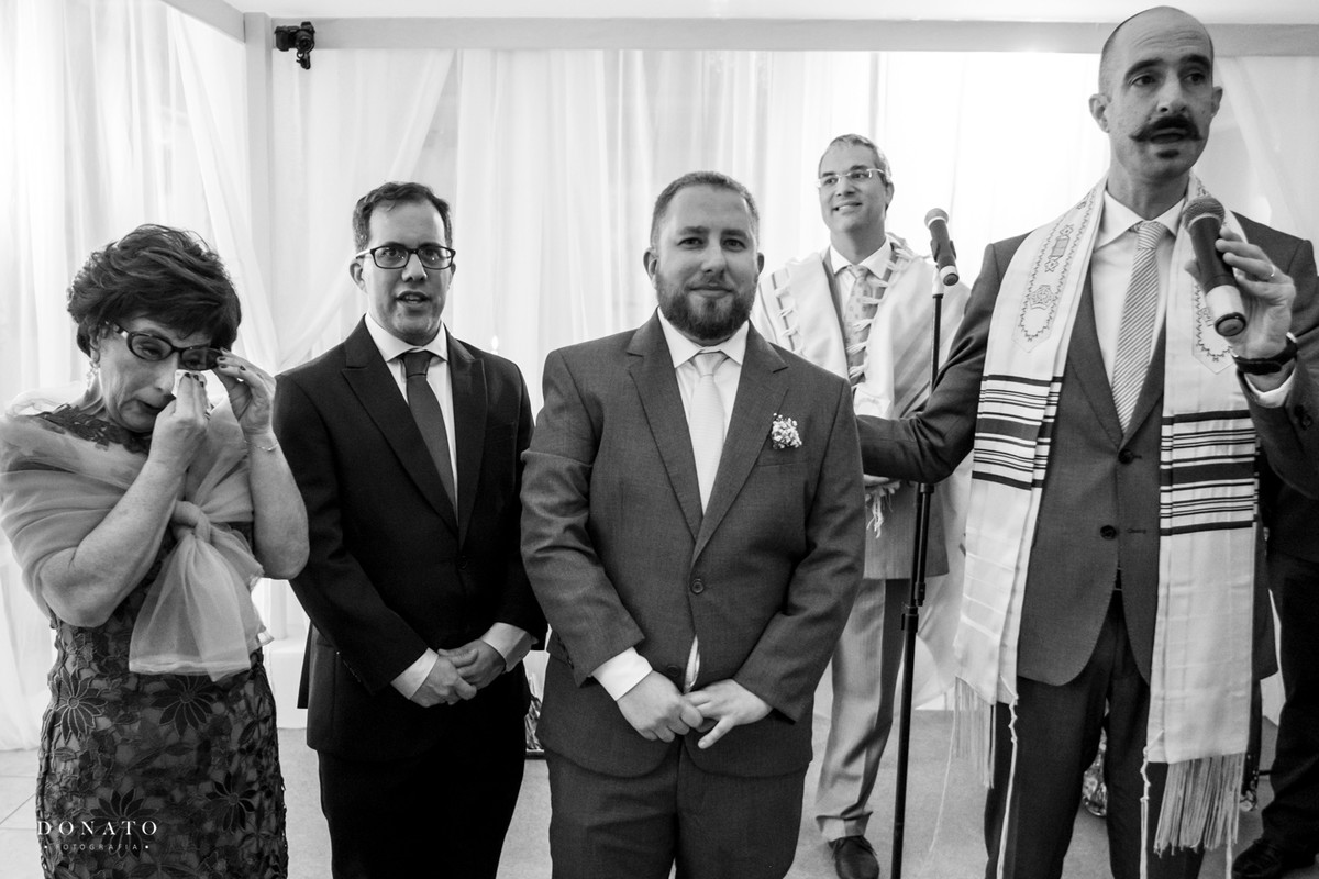 Mae do noivo se emociona ao ver a noiva.