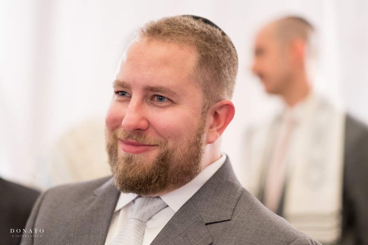 Noivo usando o kipa e esperando a entrada da noiva.