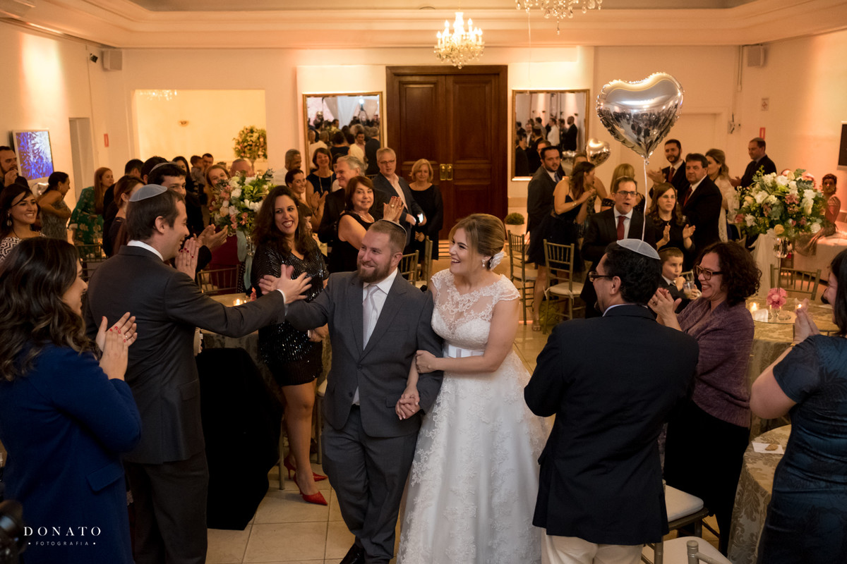 Entrada dos noivos na festa do buffet Fiorelo.