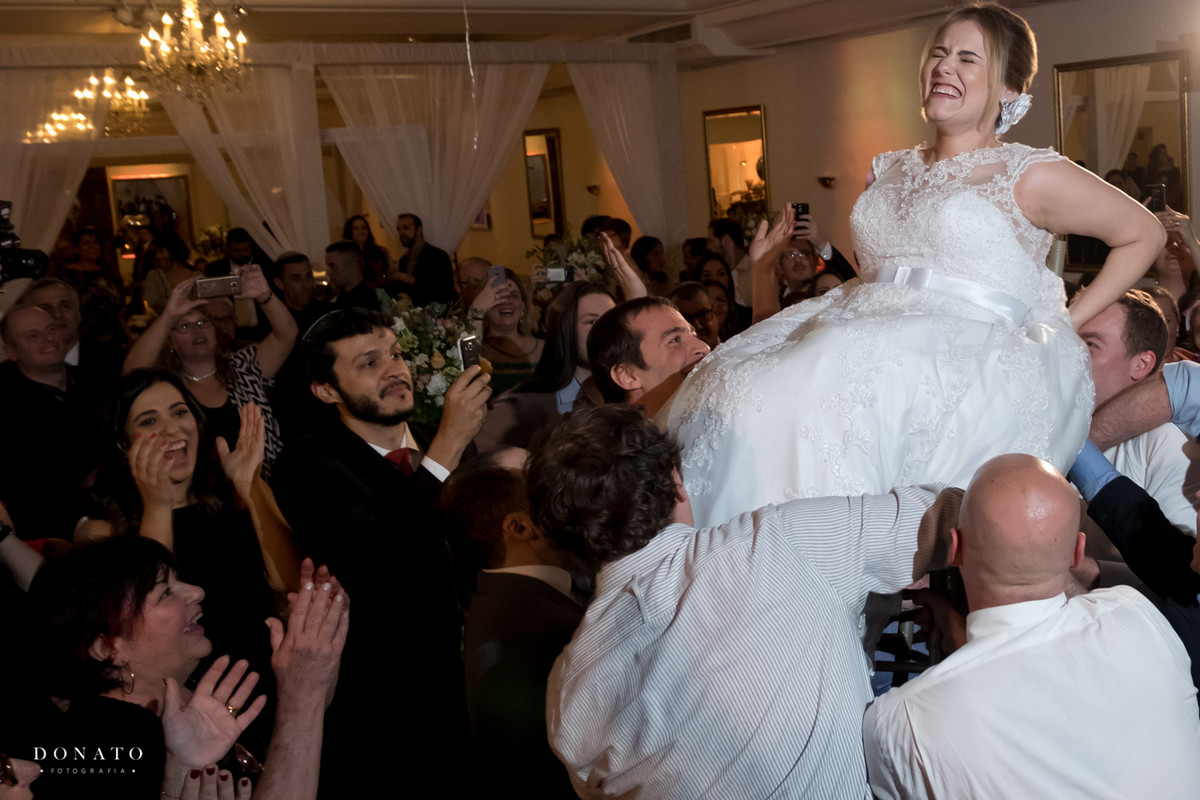 A noiva é erguida na cadeira com é uma tradição nos casamento judaicos.