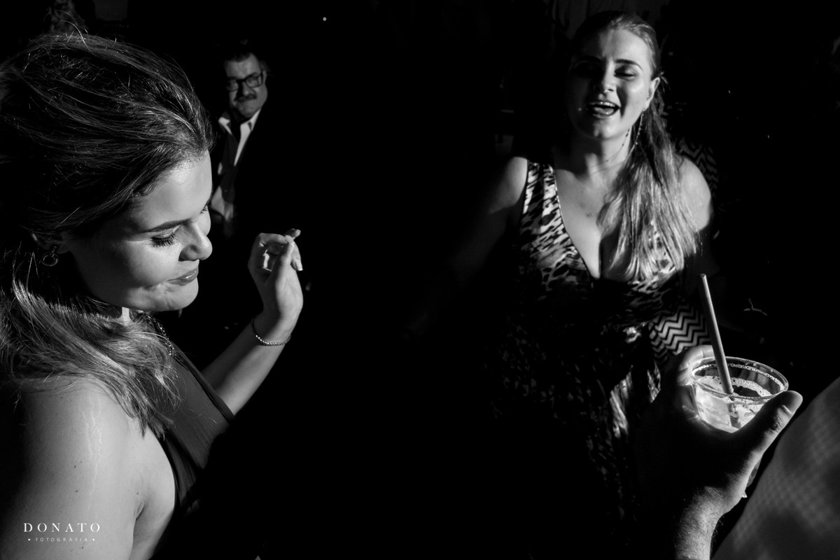 Madrinhas e amigas dançam.