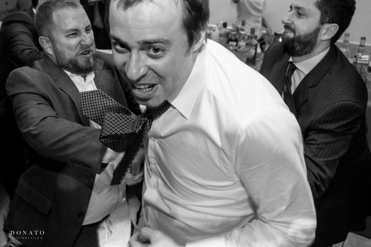 Amigos e noivo se divertem na festa.