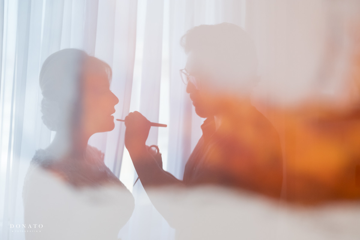 Detalhe da maquiagem refletido no quadro, imagem muito criativa.