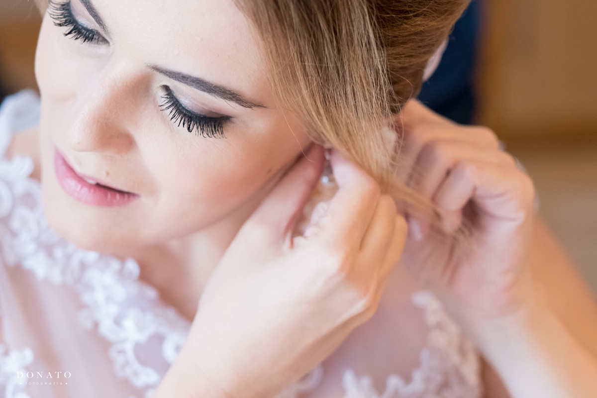 Detalhe da noiva pronta.