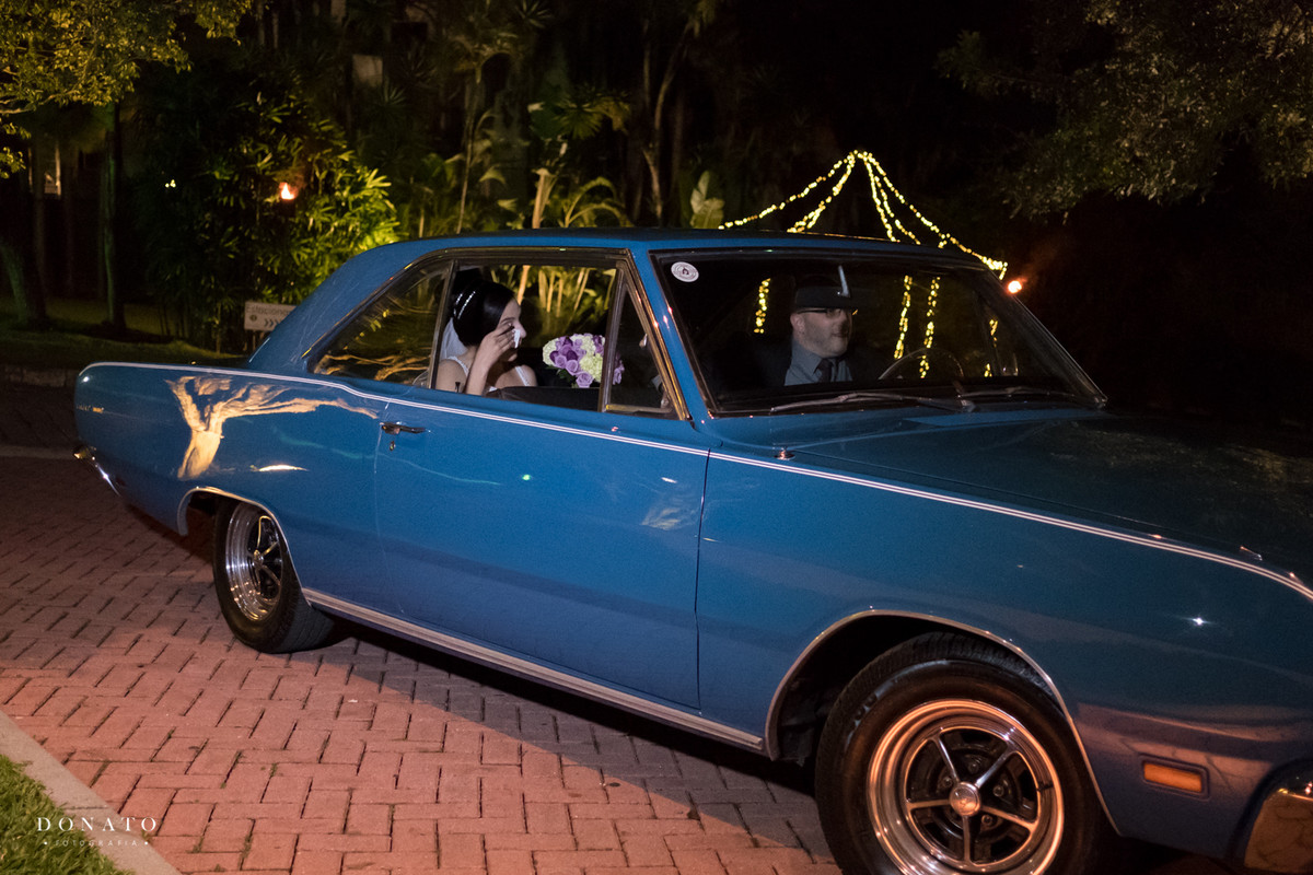 Noiva dentro do carro antigo, a espera da entrada dos padrinhos no sitio são Jorge.