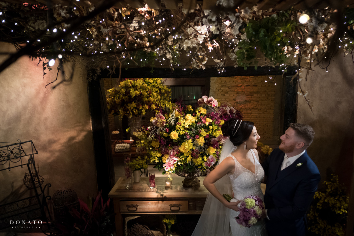 Noivos na mesa de decoração e bolo.