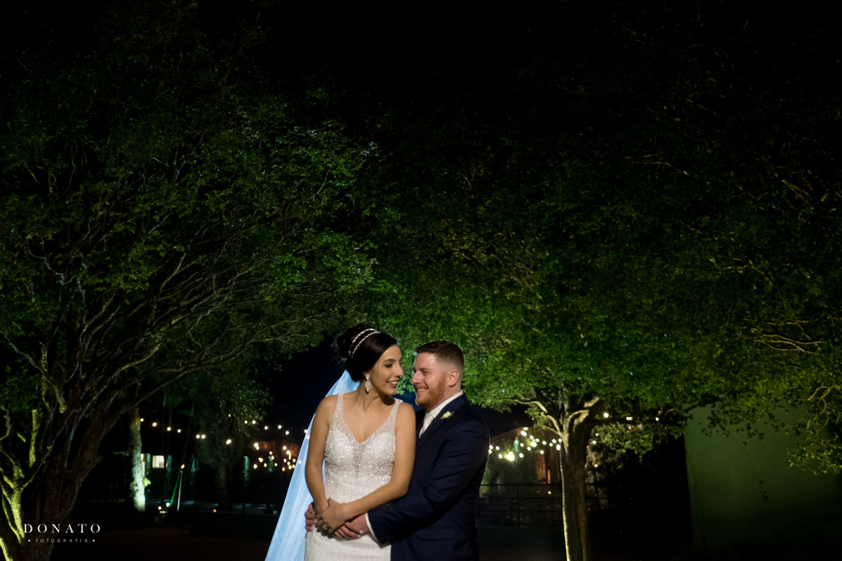 Noivos no jardim do sitio sao jorge