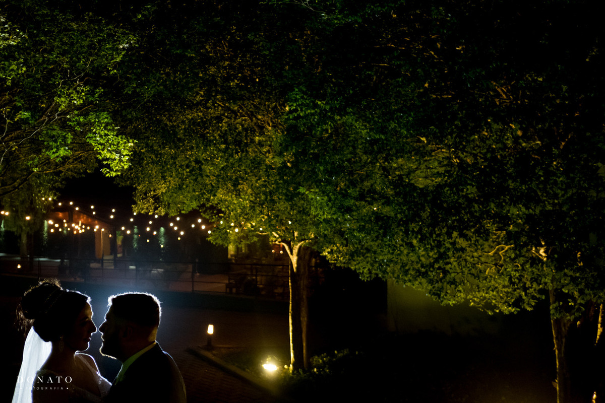 Noivos no jardim do sitio sao jorge