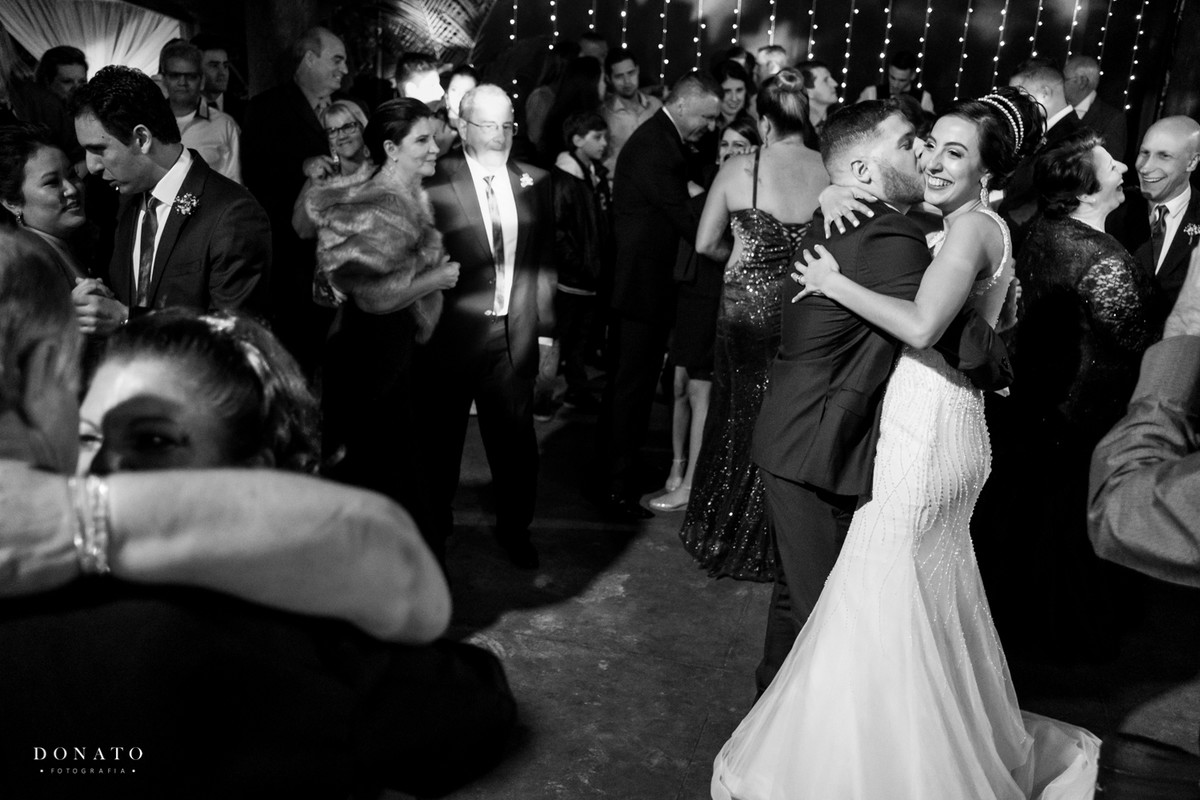 Noivos dançam na pista de dança.