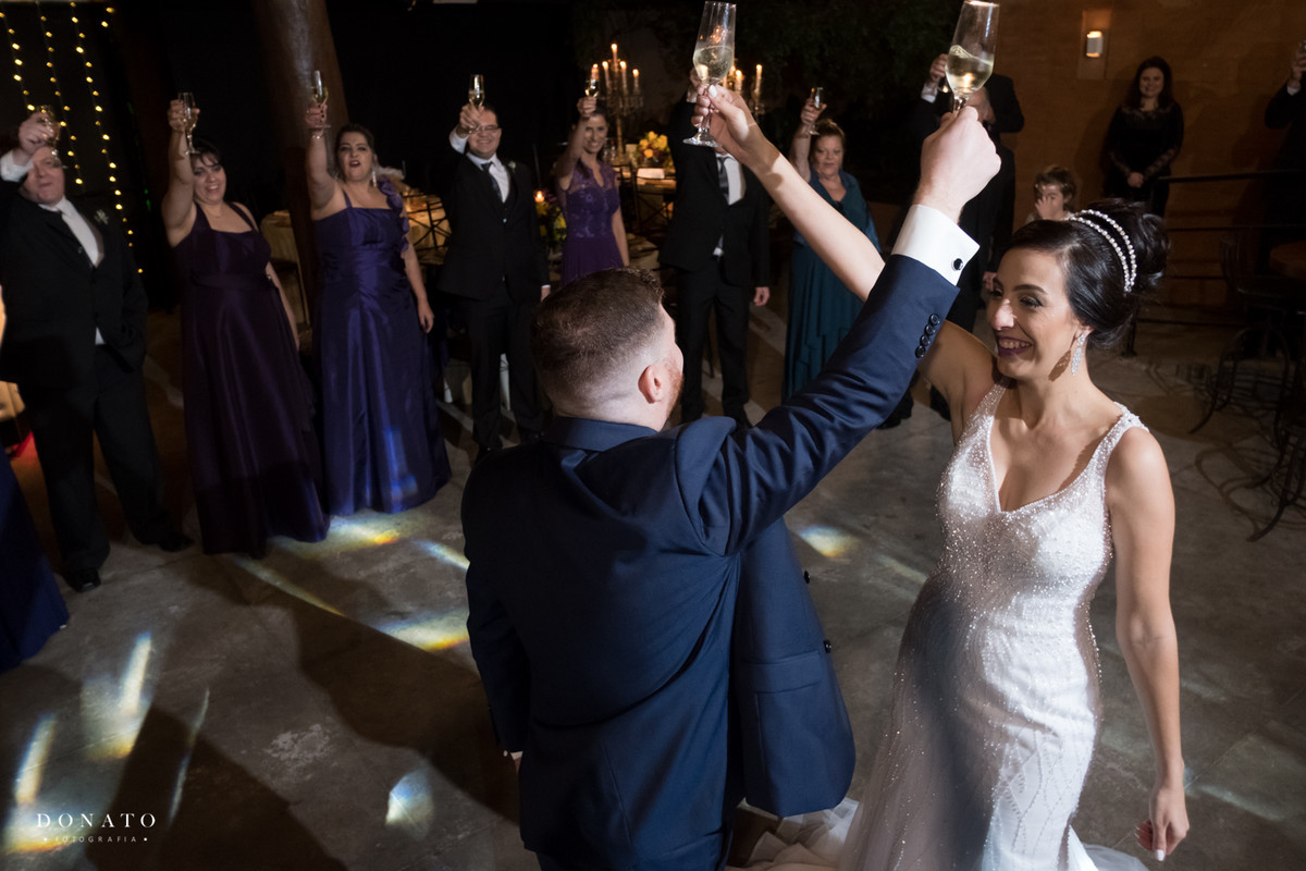 Noivos fazem um brinde na pista de dança.