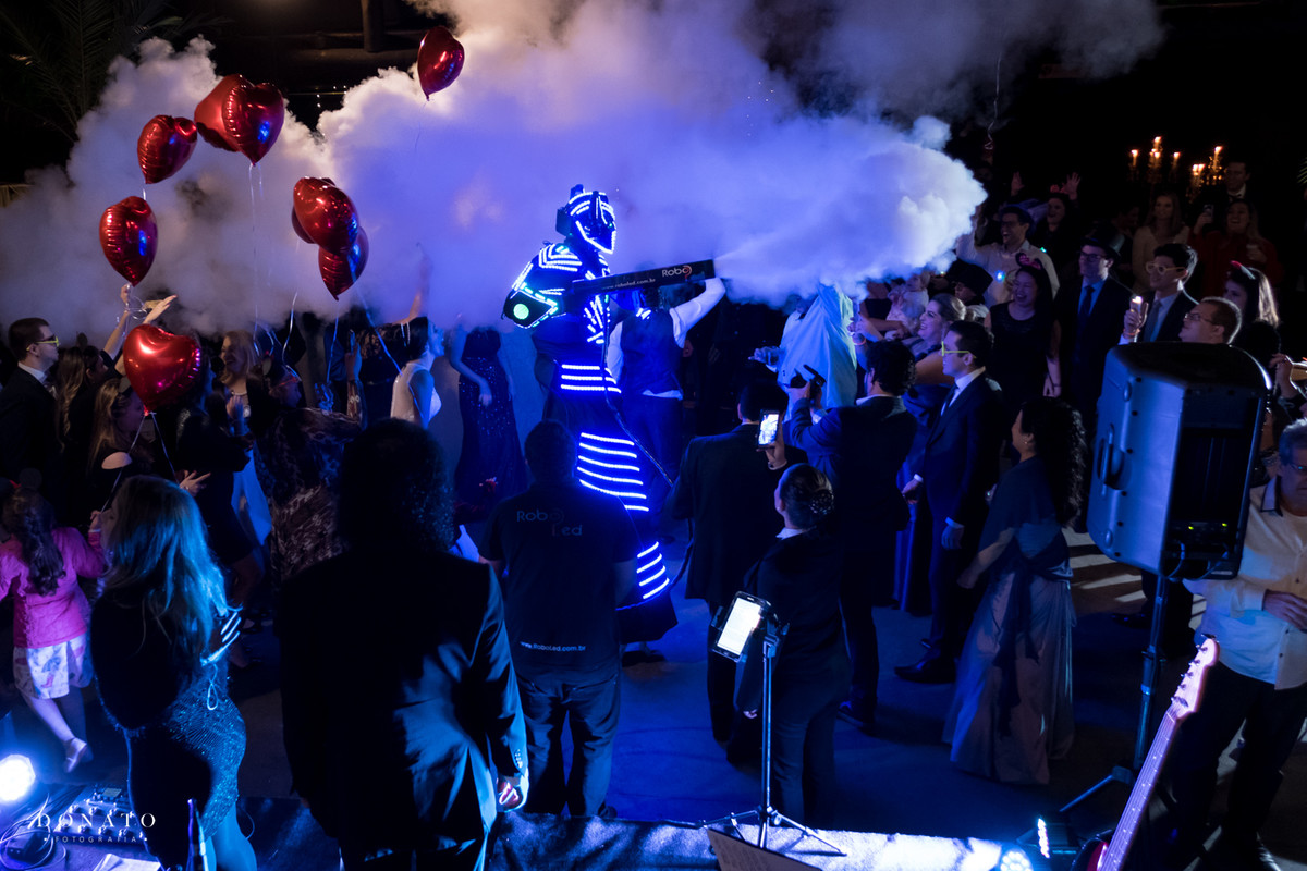 Robo de led na pista de dança, solta muita fumaça.