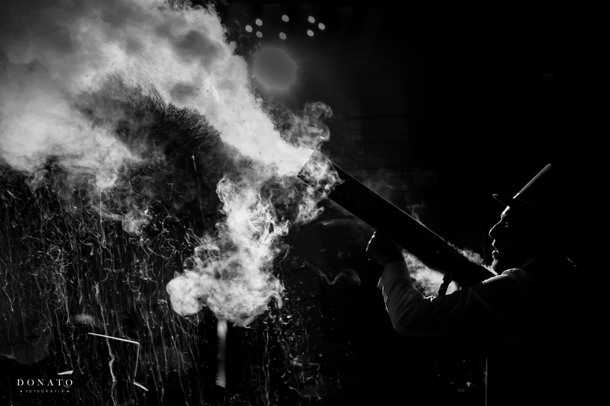 Noivo solta fumaça na pista de dança.