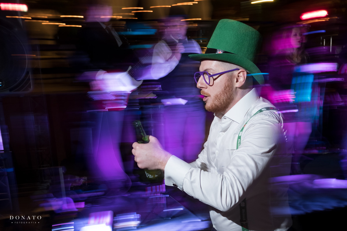 Noivo segurando uma cerveja na mão, se diverte com os convidados.