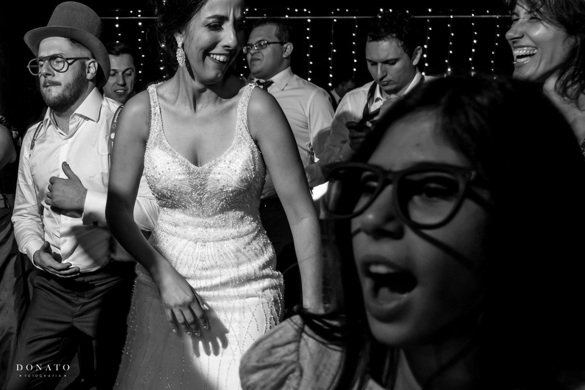 Noiva dança com as amigas.