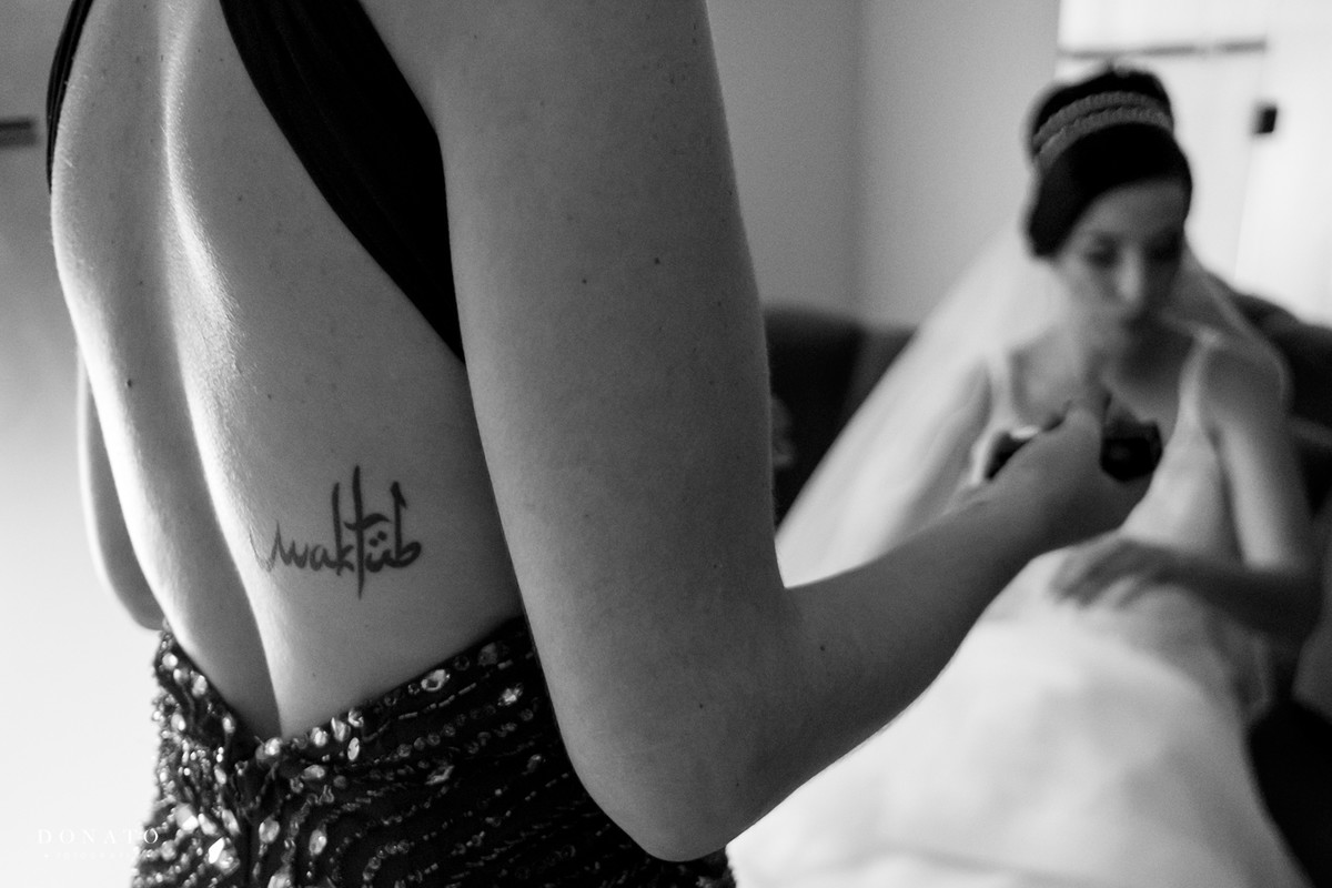 Detalhe das costas da noiva no making feito no salão Absolute.