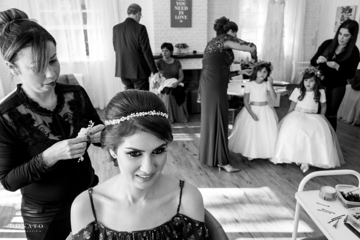 Evelyn Conversani e Cris Peçanha, finalizam o maki-up da noiva na fazenda 7 lagoas.