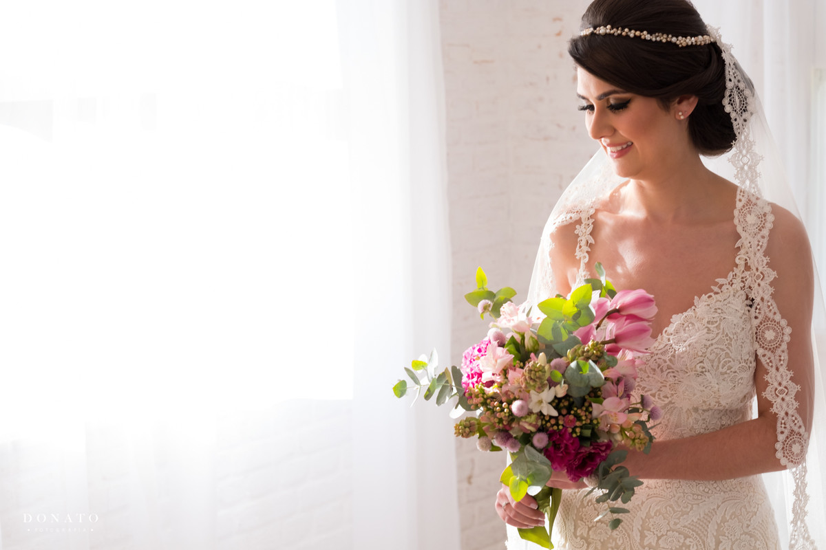 noiva pronta posa para retrato em luz de janela da fazenda 7 lagoas.