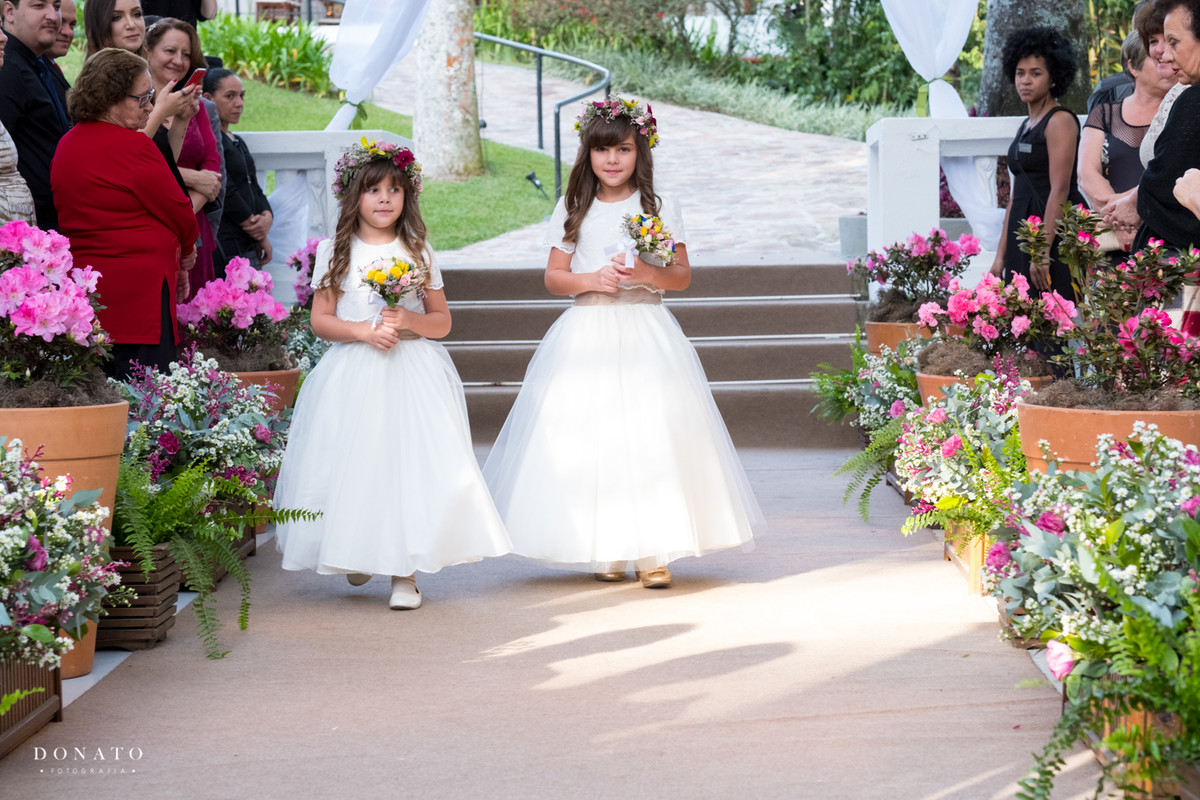 entrada das daminhas na cerimonia feita na fazenda 7 lagoas.