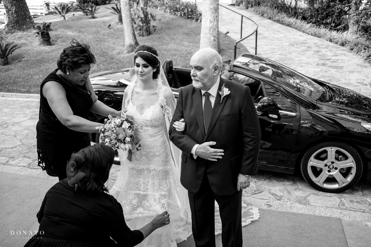 meninas da jah Eventos arrumam a noiva para sua entrada.