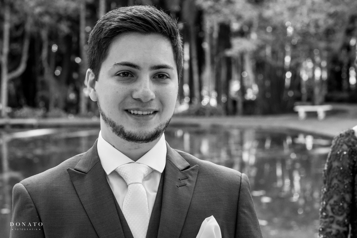 noivo se emociona na entrada da noiva da fazenda 7 lagoas.