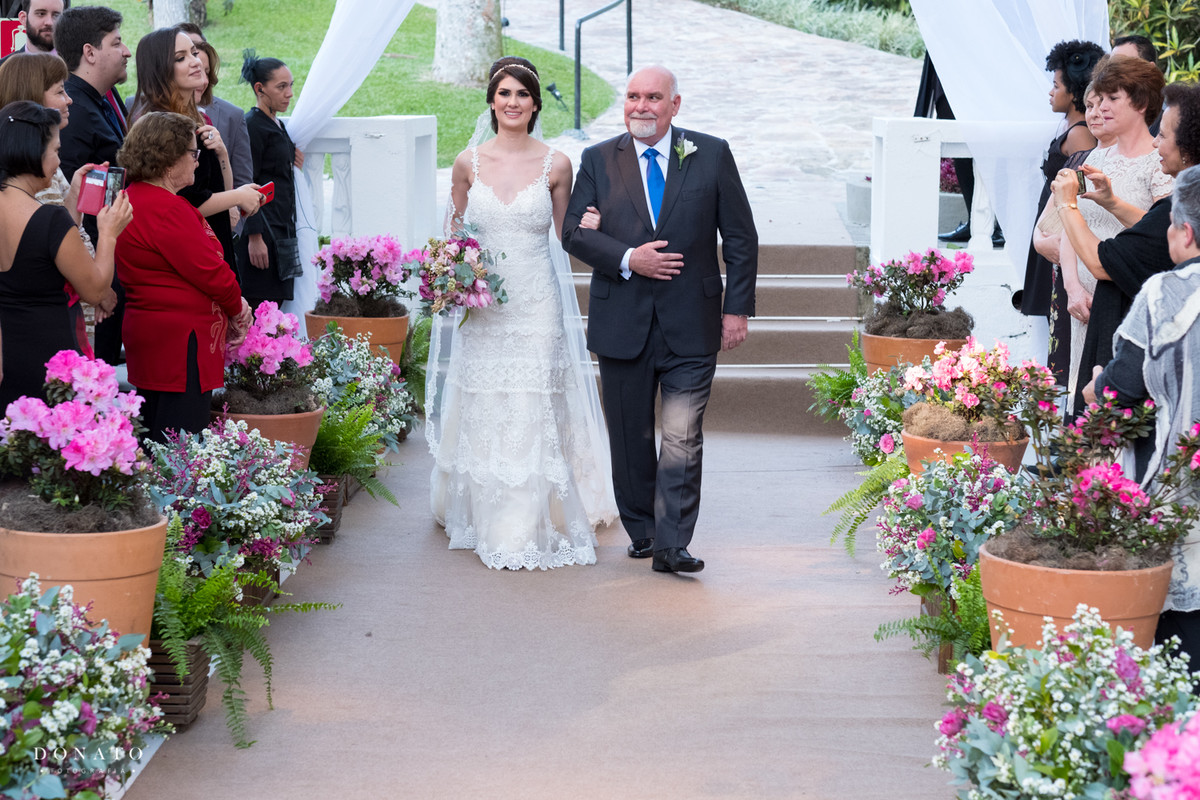 noiva entra no corredor da cerimonia feita especialmente com decoraçã da Concept party na fazenda sete lagoas.