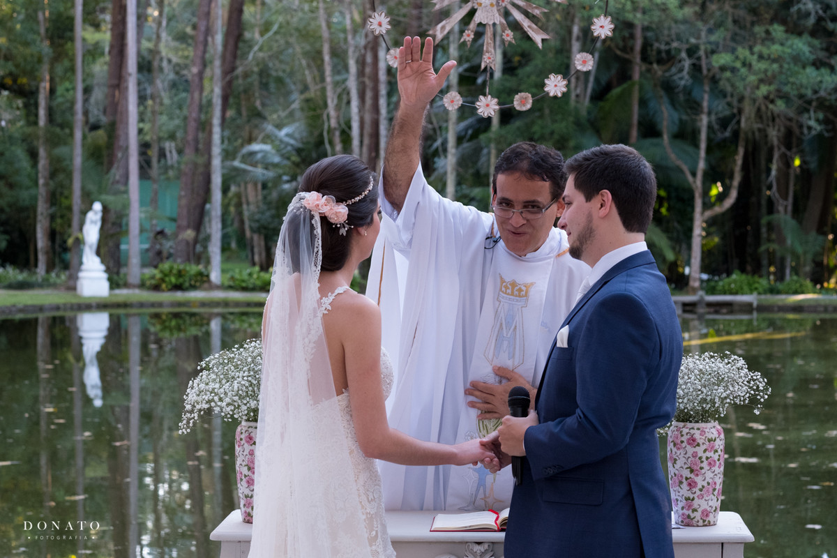 padre abençoa o casamento.