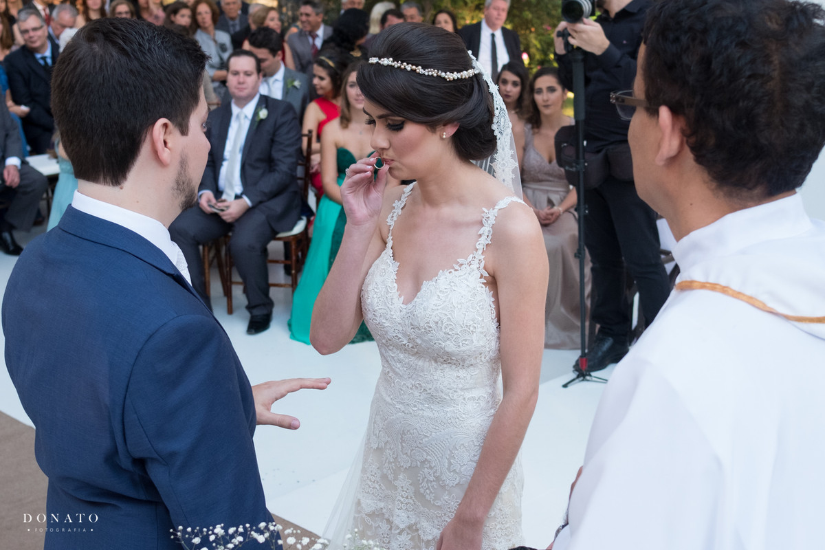 noiva beija a aliança.