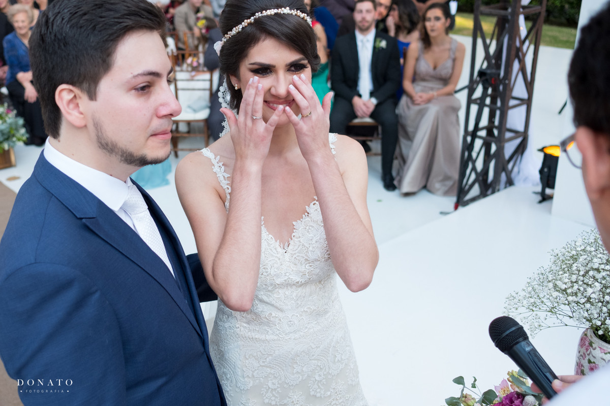 noiva seca os olhos.